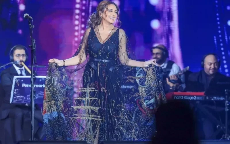 بالفيديو: أنغام تشعل السعودية بوصلة رقص ساخن على المسرح اثناء حفلها في جدة