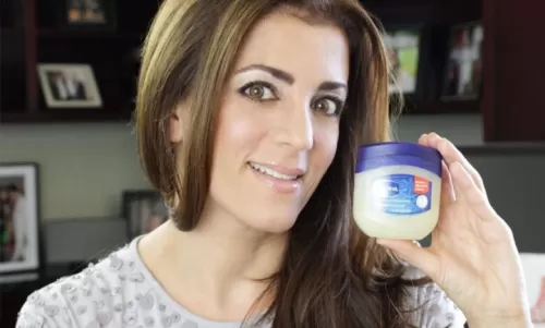 ملعقتين من الفازلين مع ملعقة من الخل ستفاجئك عند وضعها على هذا الجزء من جسد المرأة