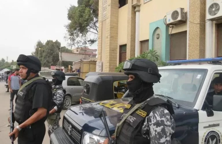 شاب مصري يذبح عائلته بالكامل بالسكين بطريقة مروعة لسبب صادم