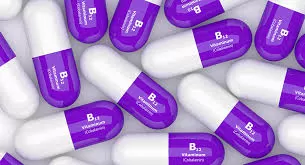 نقص فيتامين B12 يسبب هذه العلامات  التي لا تخطأها العين على اليدين والقدمين