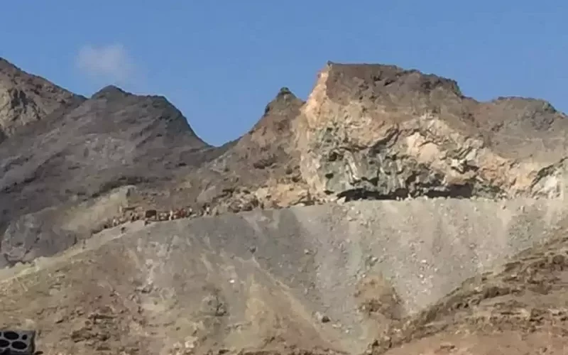 شاهد: فيديو مؤلم جديد لوفاة عُمال في انهيار صخري بعدن