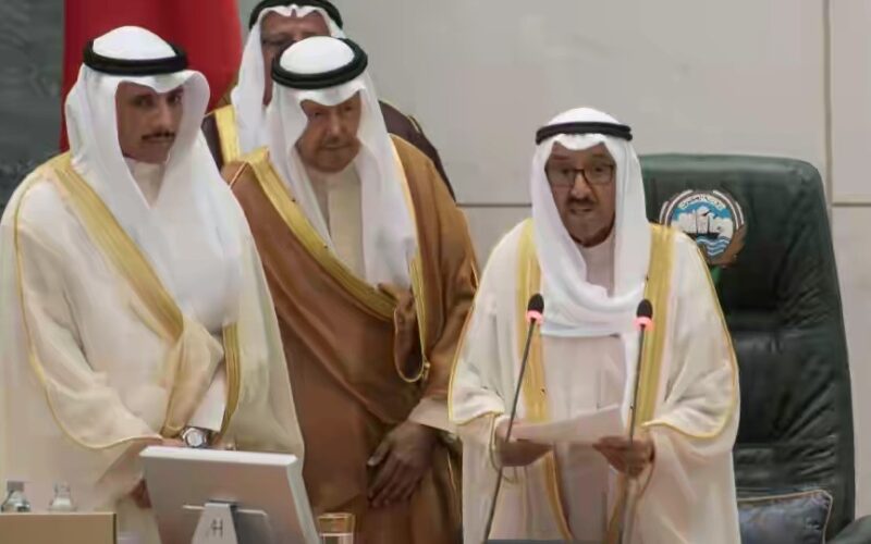 ماذا قال أمير الكويت لرئيس مجلس الأمة الذي ألقى “صفقة القرن” في القمامة؟
