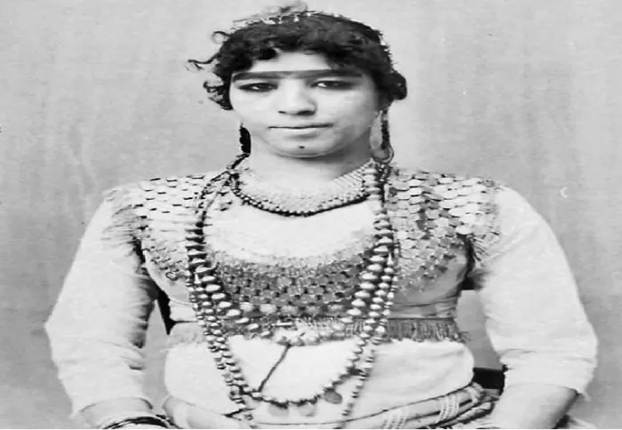 أسطورة الرقص الشرقي .. إبنة قارئ القرآن وحفيدة سلطان مصر التي تزوجت 6 مرات .. والمفاجأة في هويتها الذي ستصيبك بالصدمة !! (صورة)