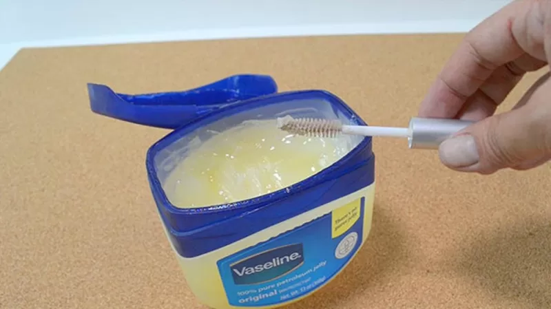 8 فوائد سحرية للفازلين لن تتوقعها.. ستجعلك تستخدمه كل ليلة في غرفة نومك ؟!!