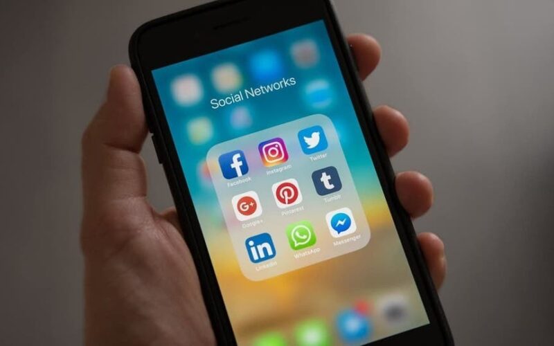 كيف تمنع التطبيقات من الوصول للكاميرا والميكروفون بآيفون؟