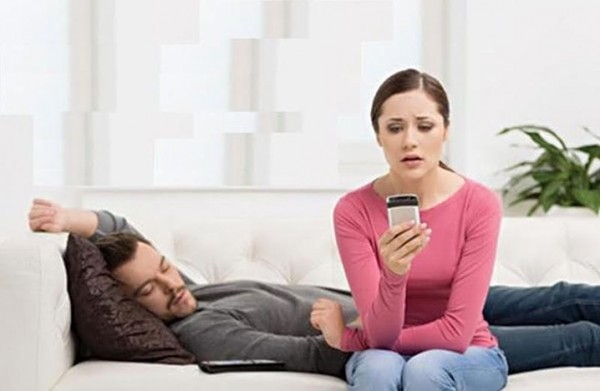 ( فتوى )تبين حكم.. تجسس الزوجة على موبايل الزوج