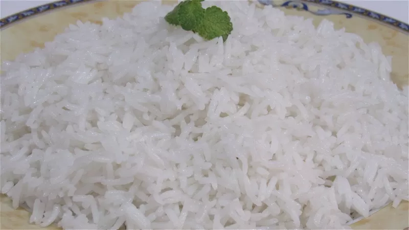 سر من أسرار المطاعم السياحية والفنادق الكبرى .. أضيفي هذا المكون الخارق إلى ماء طهي الأرز وراقبي النتيجة؟