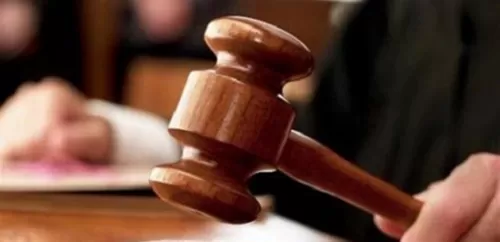 فيديو مروع لرجل يضرب طفلاً بالحزام ليجبره على تلبيت رغباته الجنسية