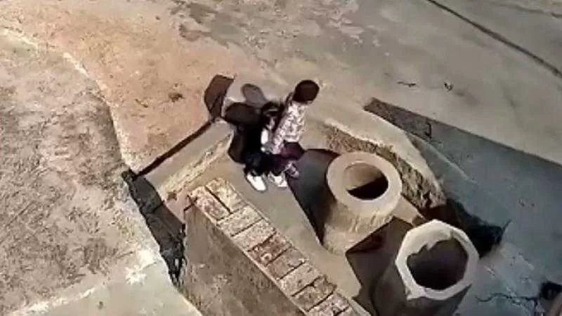 طفلة ترمي صبي بعمر 4 سنوات في بئر  دون رحمة وصراخه يهز الأرجاء.. فيديو لأصحاب القلوب القوية