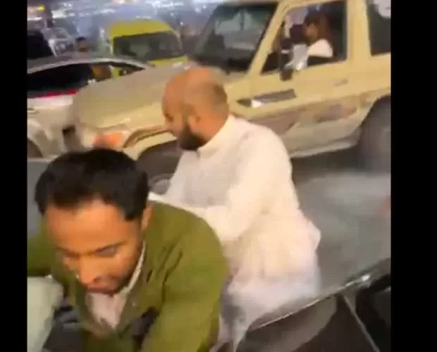 السعودية: شخص يقود ”ربع شاص” جديدة يحاول دهس عدة أشخاص ويطلق الأعيرة النارية في الشارع ”فيديو”