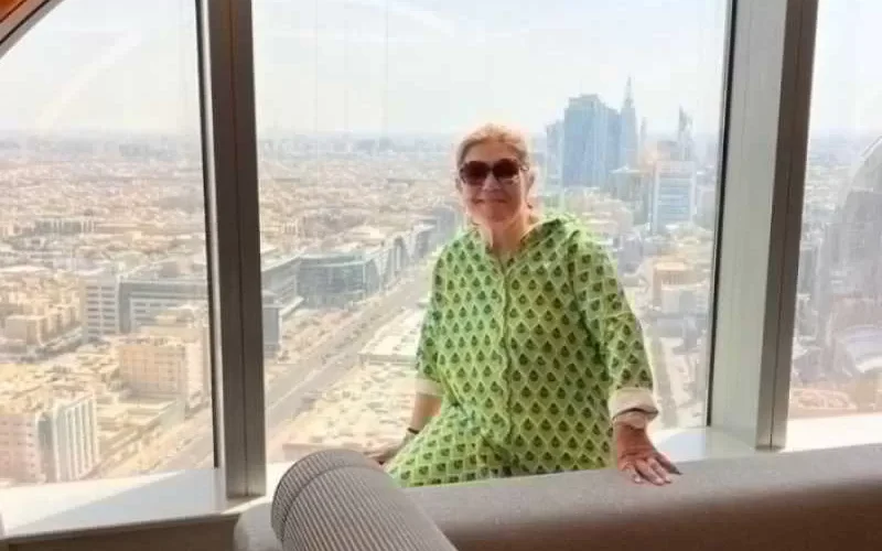 حفيدها بالثوب لسعودي.. والدة كرستيانو رونالدو تصل العاصمة السعودية الرياض وتنشر صور حديثة (شاهد)