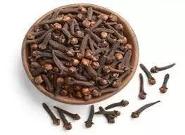 هكذا ستتغير حياتك عند مضغ حبات من القرنفل على الريق كل صباح