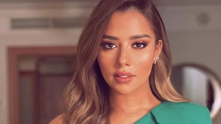 شاهد بالفيديو بلقيس ترقص في فرح شعبي بالقاهرة مع أم العروسة