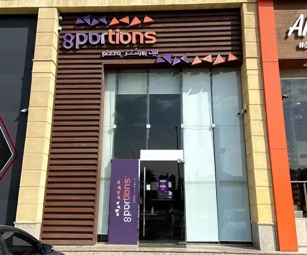 فيديو يشعل السعودية لمواطن يعتدي على العاملين في مطعم شهير بطريقة وحشية لسبب غريب