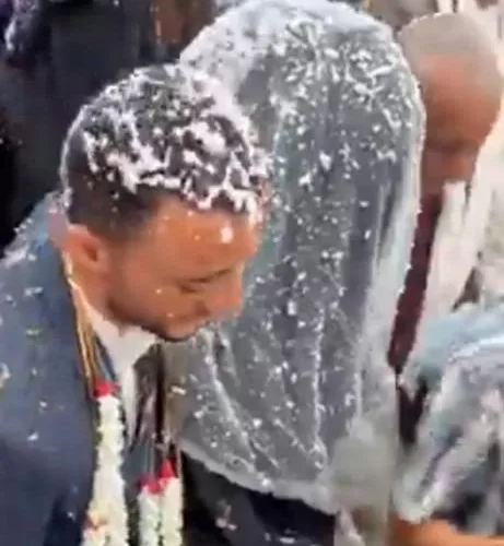 شاهد بالفيديو.. حفل زفاف يمني مختلط بمشاركة الرجال والنساء وحضور العروسين