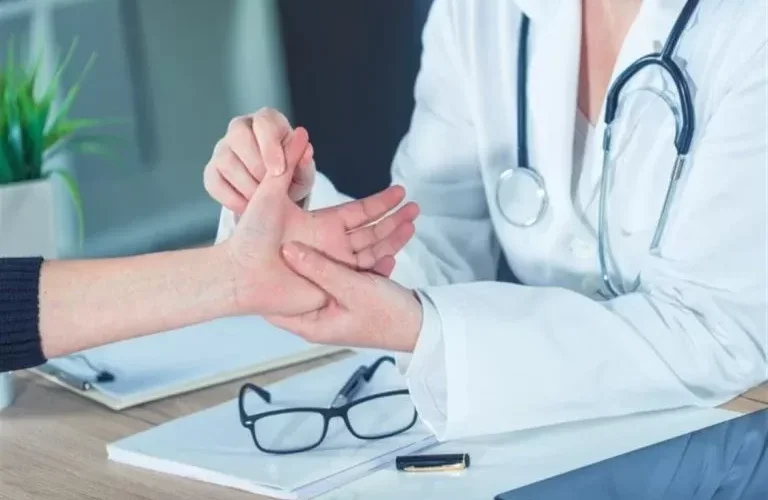 احذرو من تنميل اليدين صباحاً لانه مؤشر خطير على مرض قاتل لاي رحم.