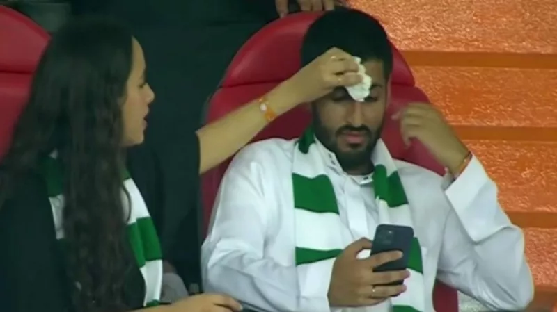 شاهد: حركة جريئة بين زوجين في المدرجات اثناء مباراة الأهلي والاخدود تشعل السعودية