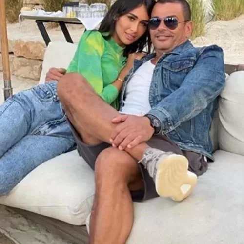 بالصور: شاهد عشيقات عمرو دياب ولماذا لا يستطيع ان يتزوج غير زوجته الأولى