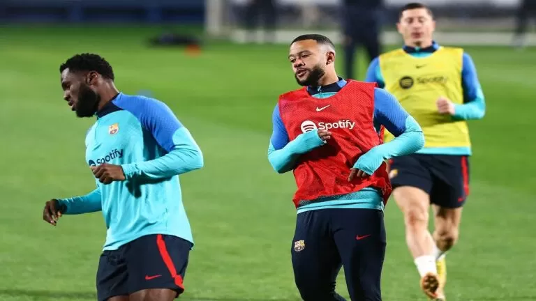 صور.. تدريبات برشلونة في ملعب الملك فهد في الرياض