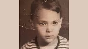 هذا الطفل أصبح من كبار النجوم في مصر ولقب بالجوكر .. زوجته بطلة مسلسل ليالي الحلمية.! خمن من يكون