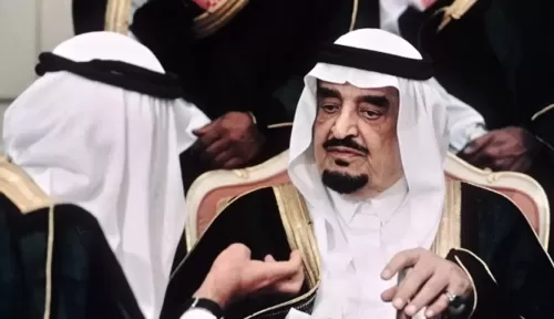 فيديو للملك فهد من حمام السباحة مع هؤلاء المقربين منه .. شاهد
