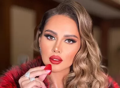 شاهد وصلة رقص ساخنة من ياسمين رئيس امام تامر حسني تجعله يفقد السيطرة على نفسه !