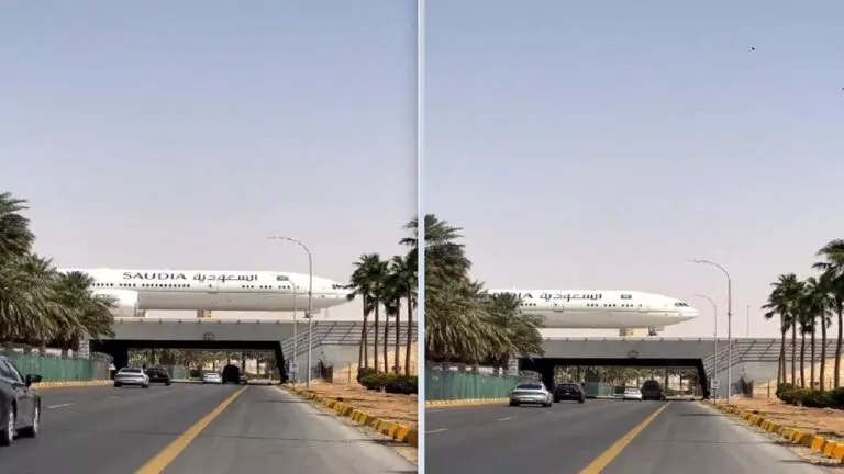 شاهد لحظة مرور طائرة فوق جسر مطار الملك خالد الدولي في مشهد غريب لزائري الرياض