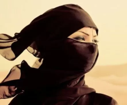 سعودية تقود سيارتها في وقت متأخر من الليل وتحاول استدراج شباب لداخل السيارة وتطلب منهم هذا الفعل الفاضح دون خجل