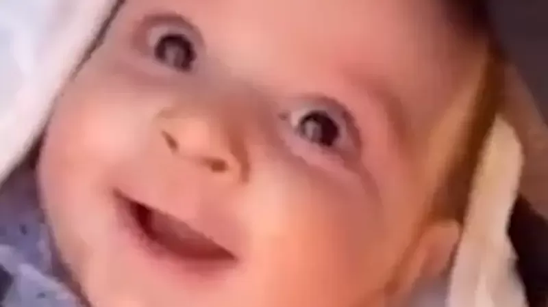 شاهد بالفيديو: بعد 128 ساعة تحت الركام رضيع تركي يسحر العالم بضحكته