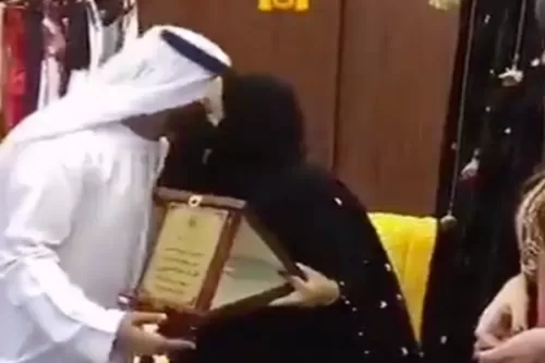 فيديو يكشف تفاصيل القبلات بين شاب سعودي ومنتقبة اثناء حفل في السعودية