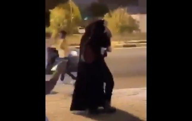 شاهد: شباب يتحرشون بفتاة ويضايقونها في طريق عام.. ومطالبات بالقبض عليهم