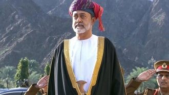 قرار مفاجئ يجرد سلطان عمان من كل القابه