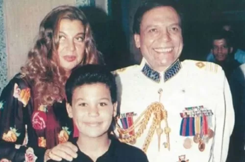 أبنة الزعيم عادل إمام التي أخفاها عن الإعلام تصدم العرب والعالم بجمالها الخارق وملامحها الأوروبية في أول ظهور لها .. شاهد (صور)