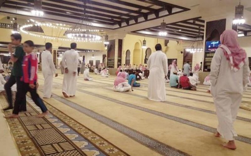 السعودية تتخذ سلسلة قرارات عاجلة وجديدة بشأن المساجد وخطبة الجمعة والاعتكاف وتفطير الصائمين في رمضان