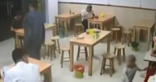 دخل المطعم فأكل وشبع ثم ترك ابنته رهن عند صاحب المطعم فكانت الكارثة