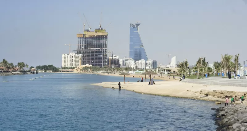 لثاني مرة : مشاهد جريئة جداً من كورنيـش جدة لسعوديات بملابس مثيره تشعل مواقع التواصل في المملكة
