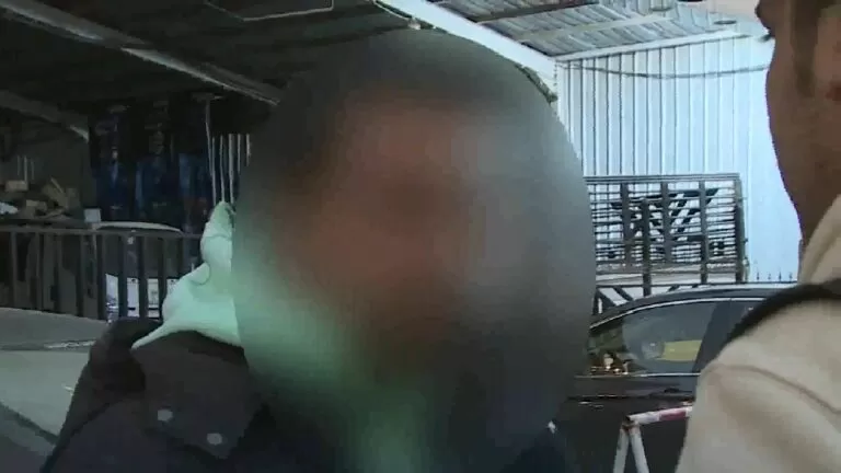 فيديولعامل مخالف وصل للسعودية بـمبلغ كبير جدا ..قائلا “لا تحاسبوني حاسبو من استقدمني”