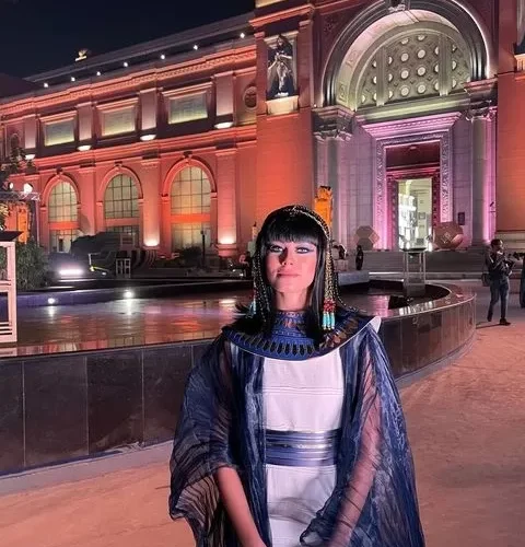 تعرف على الحسناء المصرية التي قادت موكب المومياوات الملكية وابهرت الجميع بجمالها