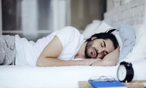 لن تصدق خطر النوم على الجانب الأيسر وما يفعله بعضلة القلب