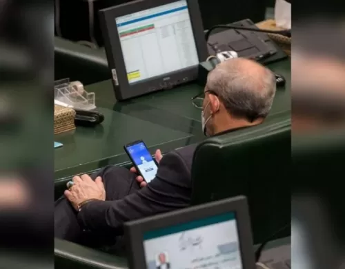 صورة مسربة من البرلمان الايراني لما كان يشاهده احد الاعضاء على هاتفه الذكي والتفاصيل صادمة