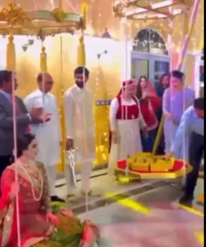 دبي: عريس يُجلس عروسه على الميزان ويقدم لها سبائك ذهب تعادل وزنها كمهر للزواج (فيديو)