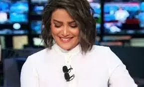 موقف محرج لاجمل مذيعة سعودية على الهواء مباشرة يدخلها بنوبة ضحك هستيرية