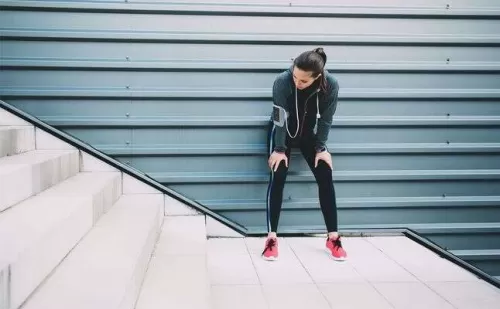 هل تعاني من ضيق التنفس عند صعود الدرج؟ إليك الأسباب والحلول