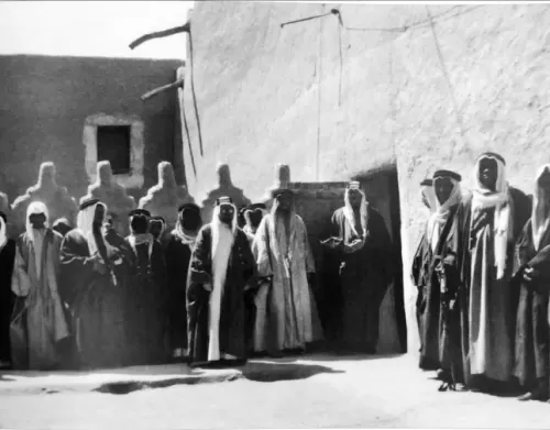 صورة للملك سعود وهو يقوم بهذا الشيئ الغريب في سطح منزله