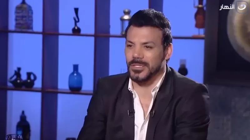 عمرو زكي : مراتي محجبة في مصر وتلبس بكيني قطعتين في أوربا
