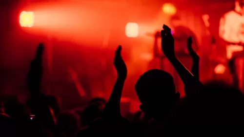 شاهد حفل مليئ بالراقصات في الرياض وصوت الموسيقى يصل للشوارع المجاورة