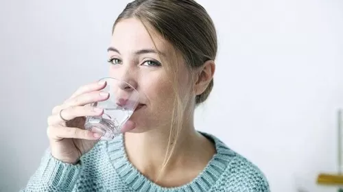 عكس المتوقع.. علامات تشير إلى أنك تشرب الماء أكثر مما تحتاج