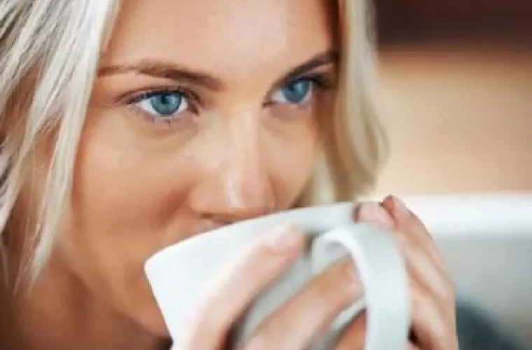 هذا المشروب البسيط الموجود في كل مكان ينظف الكبد من السموم وينشط عمل البنكرياس