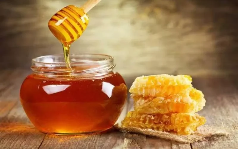 طبيب يحذر من تناول العسل البري المنتشر في السعودية