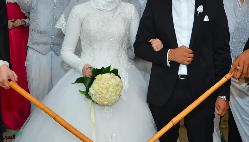 لن تصدق ما فعله اغبى عريس في العالم على سرير ليلة دخلته مع عروسته  جعلته بعدها يكون خادم تحت قدميها